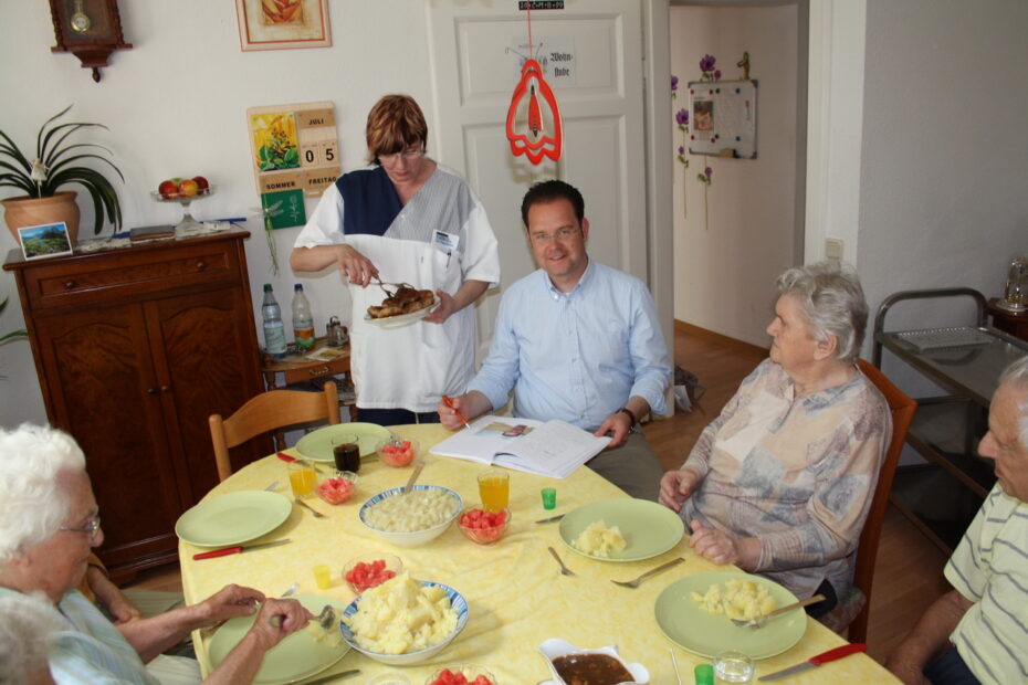 Pünktlich um zwölf hatten die WG-Bewohner, ihre Betreuerin Kerstin Eck und Tankred Schipanski das Essen fertig - Kartoffeln, Hackklopse und Kohlrabigemüse!