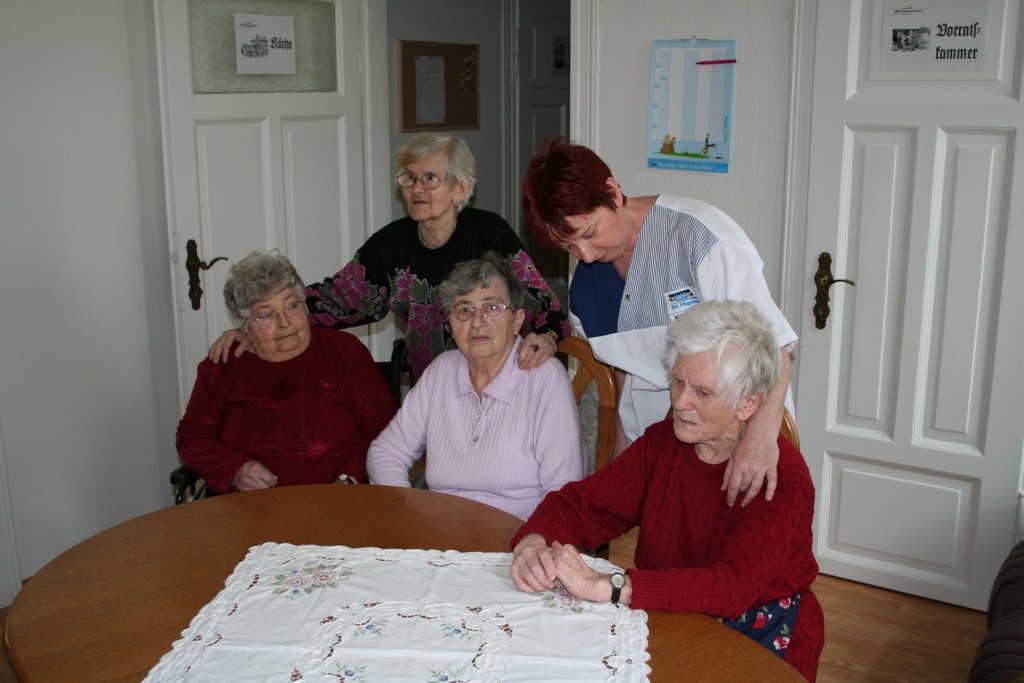 Die neue Senioren-WG bezogen: Frau Krumbholz, Frau Rose, Frau Wittmann und Frau Heer